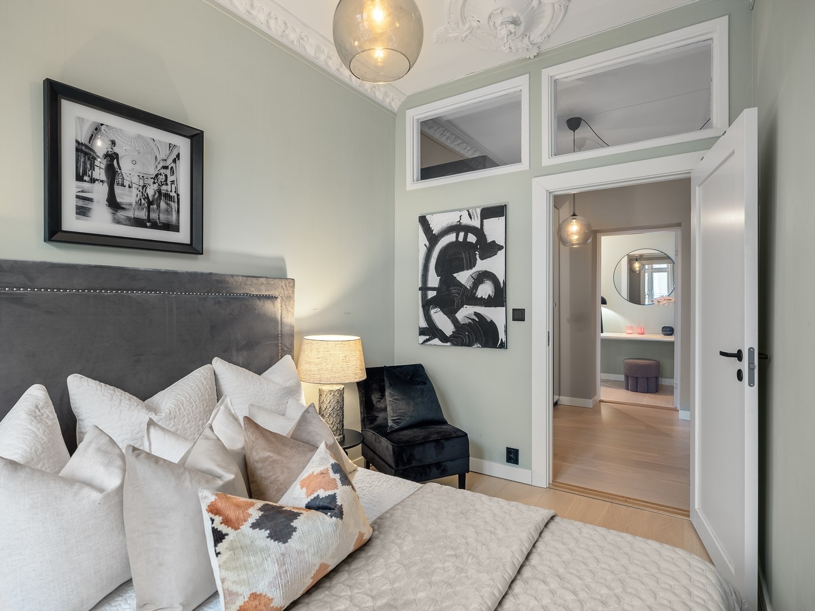 Hovedsoverommet har god plass til dobbeltseng med tilhørende nattbord og garderobeskap. Her er det nydelig rosett og stukkatur. Galleribilde