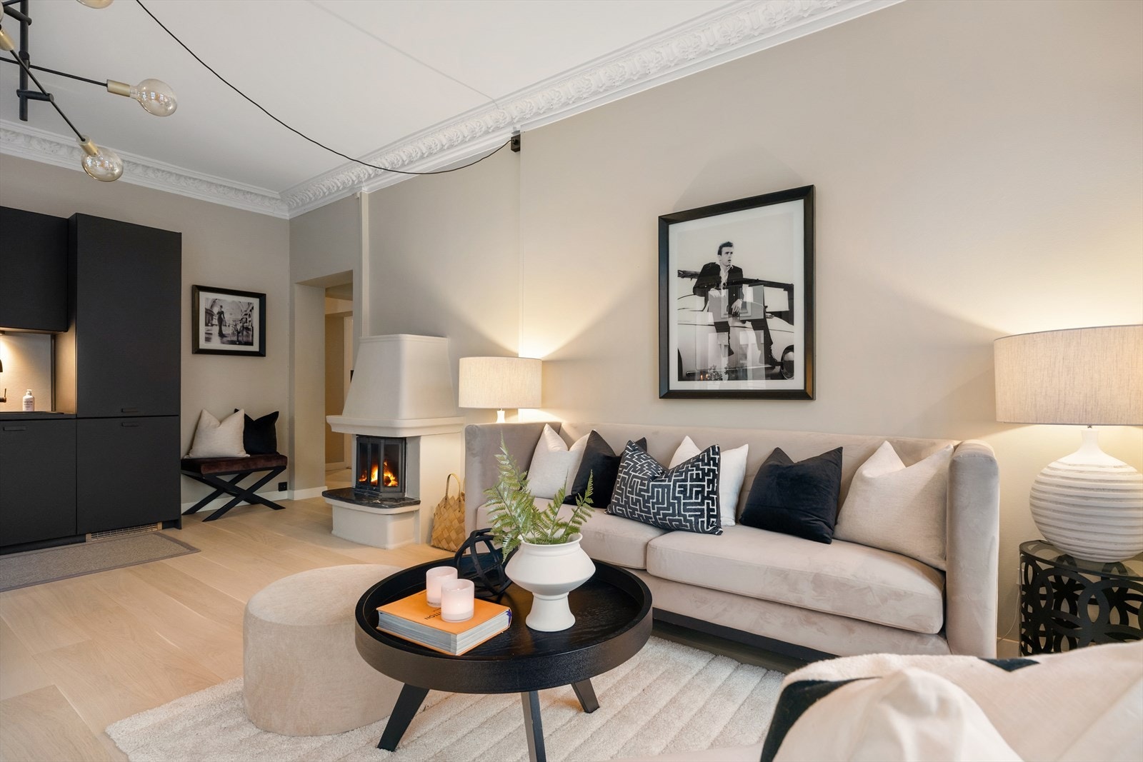 Stuen/spisestuen er i åpen løsning mot kjøkkenet. Galleribilde