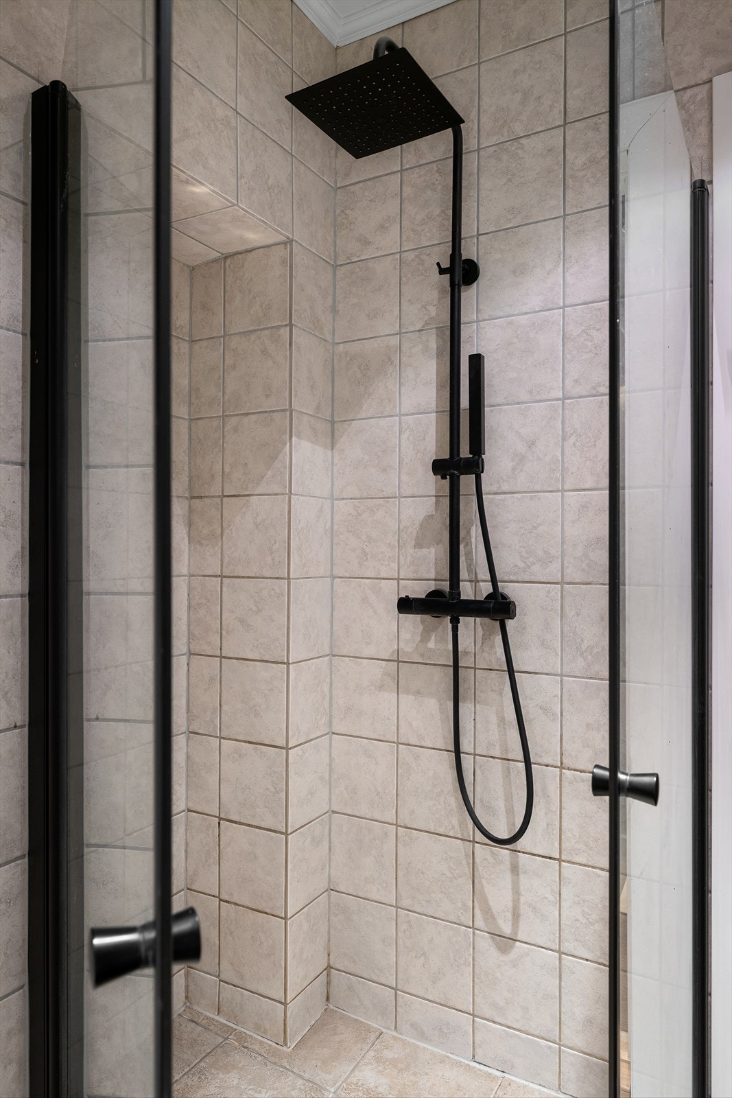 Romslig dusjhjørne med innfellbare glassdører og en deilig regnfallsdusj. Galleribilde