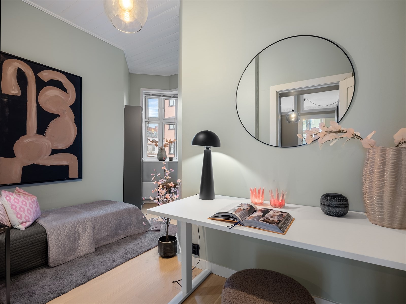 Soverom 2 er innredet med et garderobeskap. Galleribilde