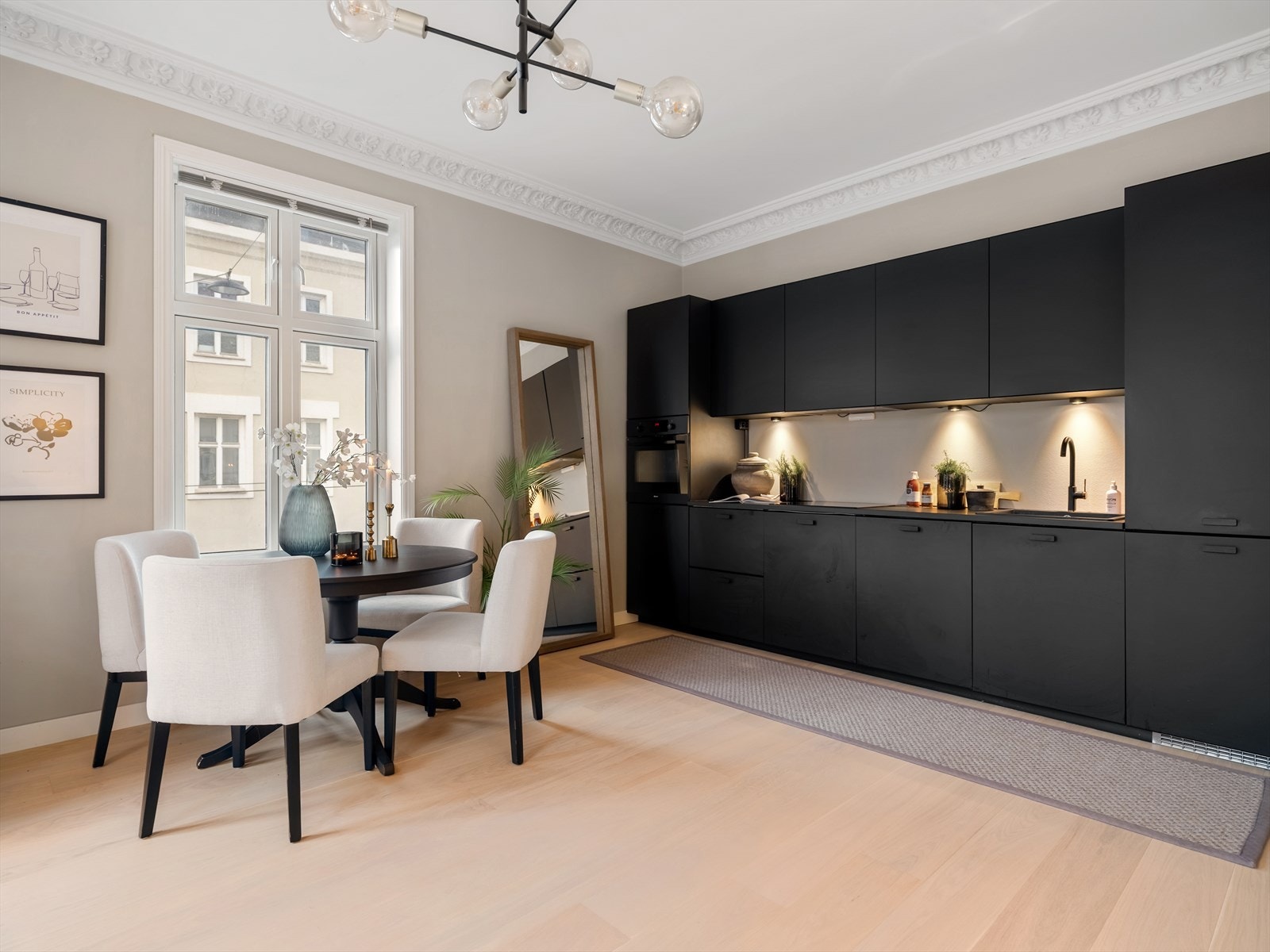 Nytt, tidsriktig kjøkken med integrerte hvitevarer fra 2021. Galleribilde