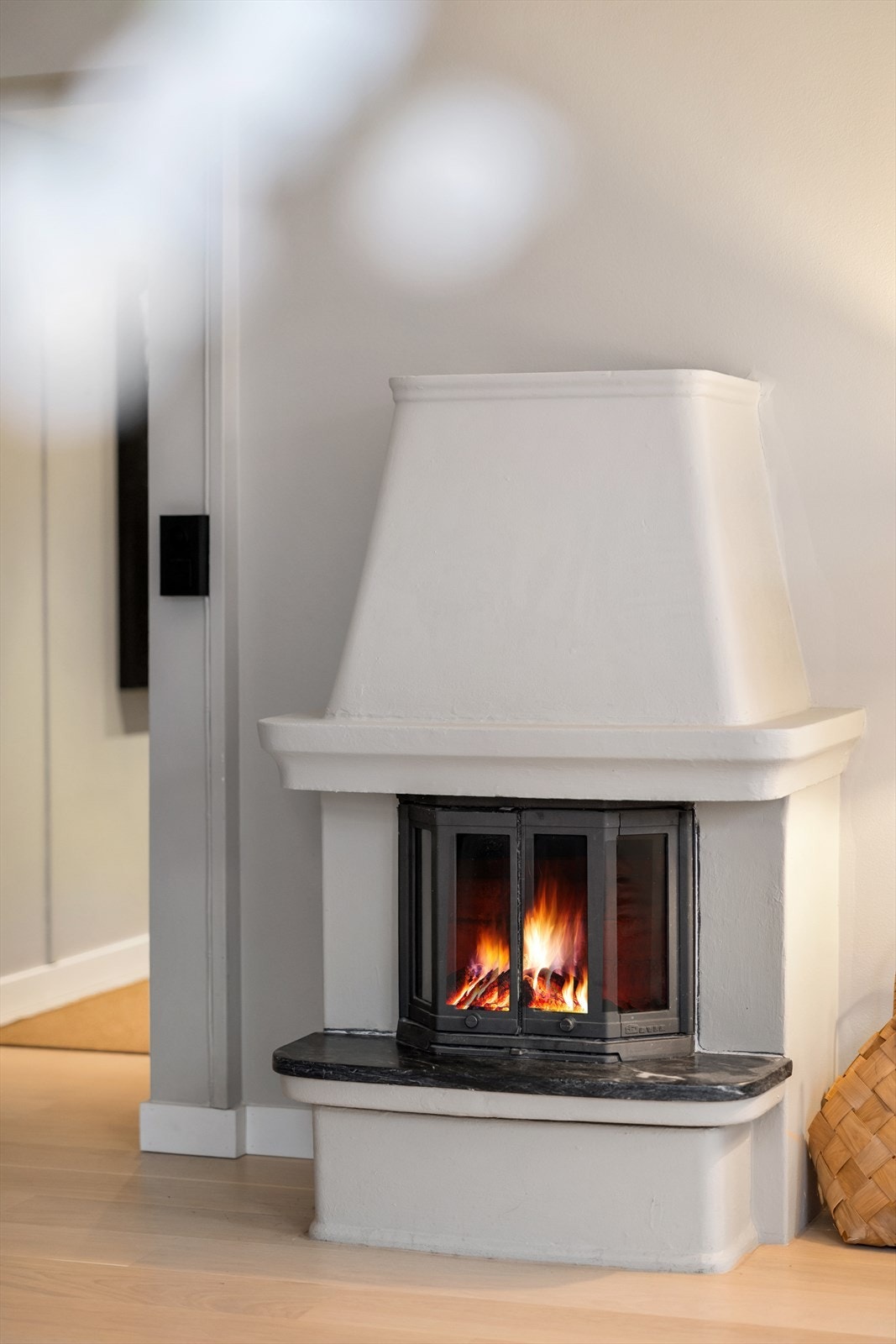 I stuen finner man en fin plassbygget elementpeis med glassdør, som varmer godt på kalde dager. Galleribilde