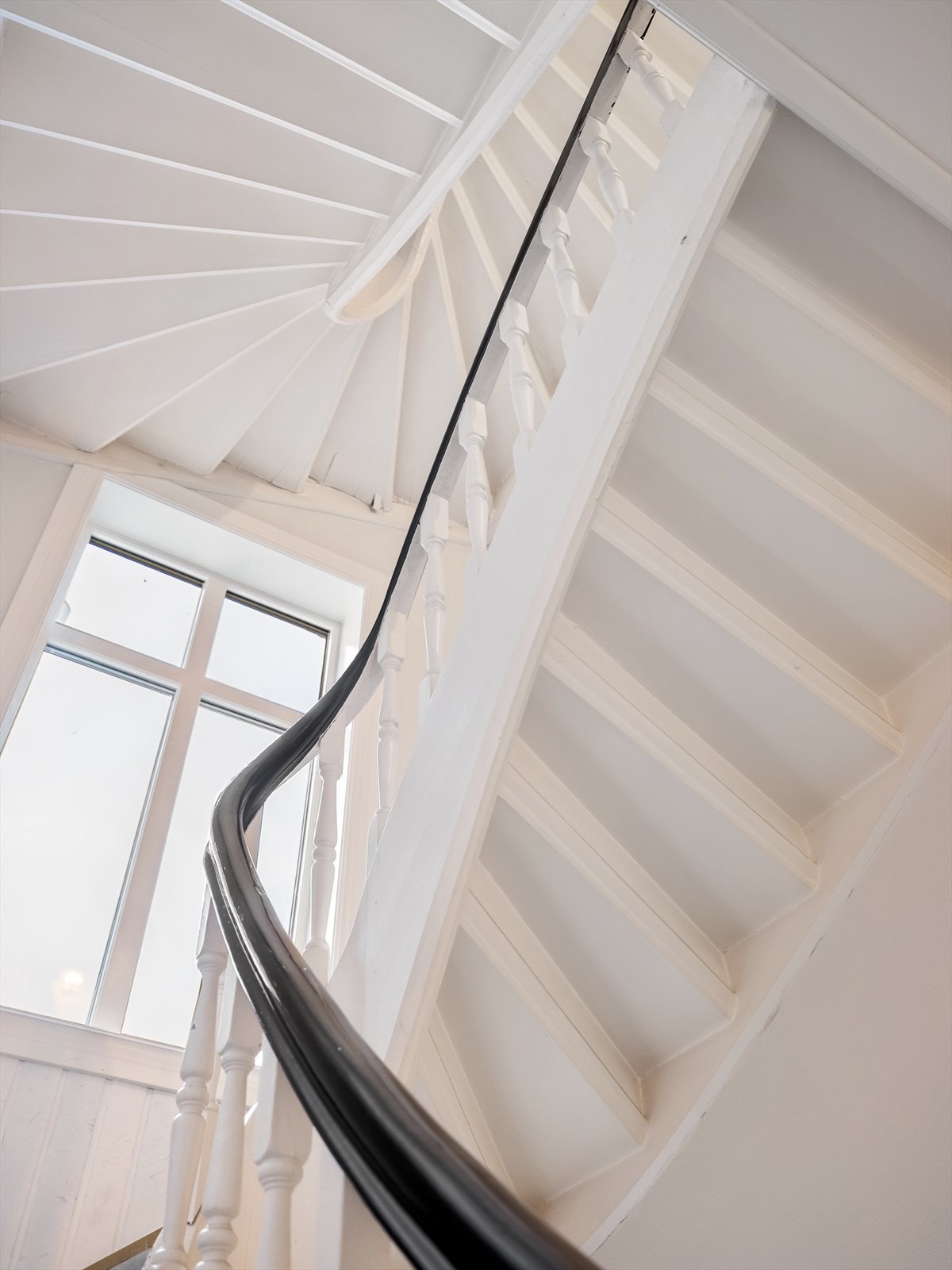 Leiligheten disponerer to eksterne boder i henholdsvis kjeller og loft på ca. 3,5 m² og ca. 3 m². Galleribilde