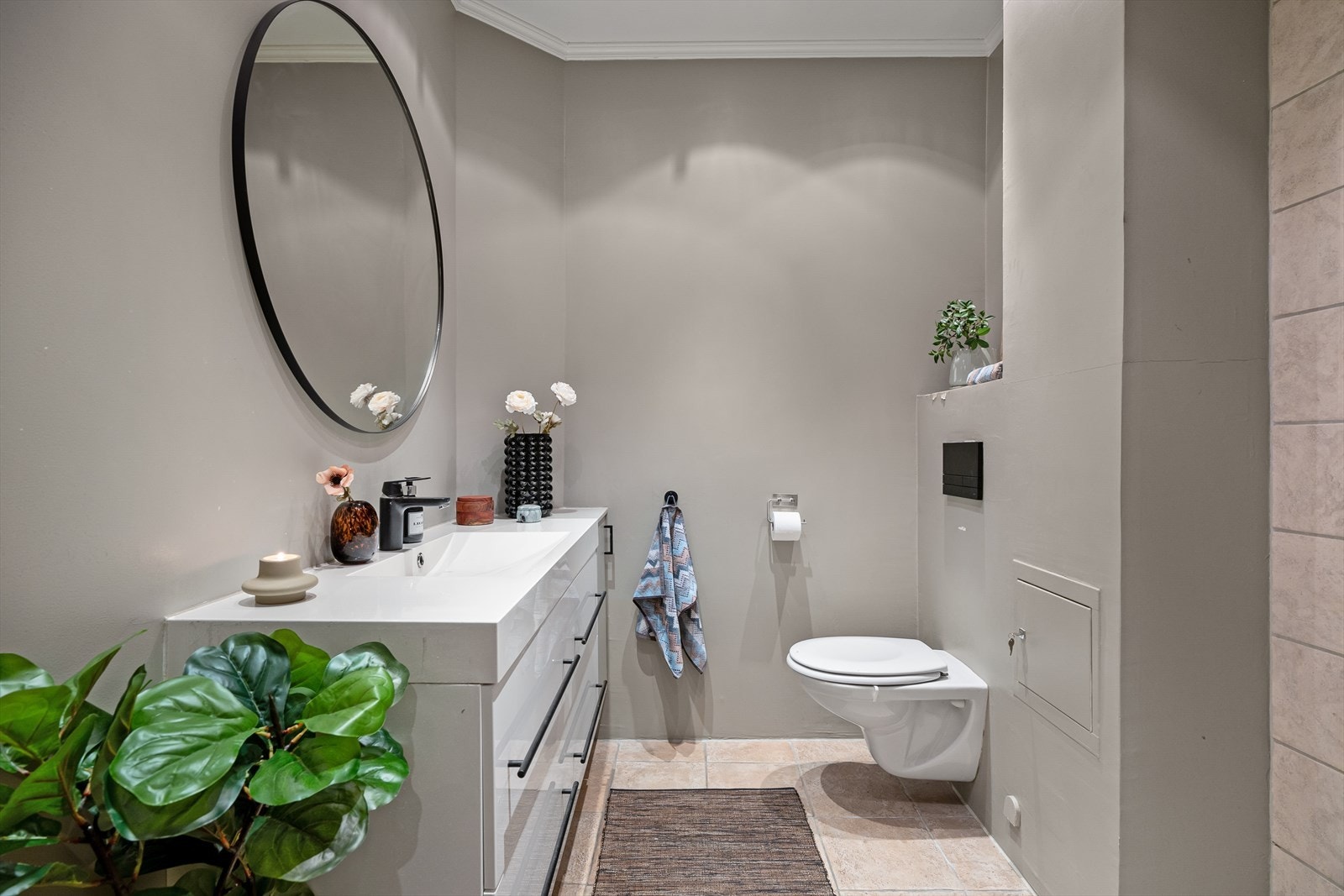 Leiligheten har et lyst bad med delvis flislagte overflater og varmekabler i gulv. Sparklede/pussede og malte overflater for øvrig. Galleribilde