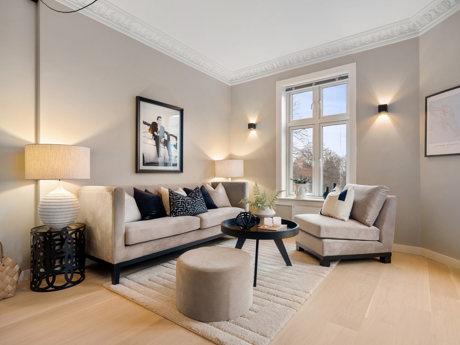 Leiligheten har klassiske detaljer som rosetter, stukkatur, generøs takhøyde og store vindusflater. Galleribilde