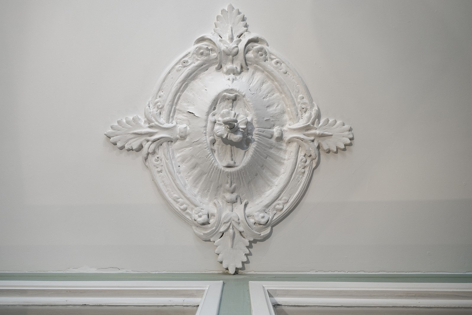 Klassiske detaljer. Rosett i tak på hovedsoverom. Galleribilde