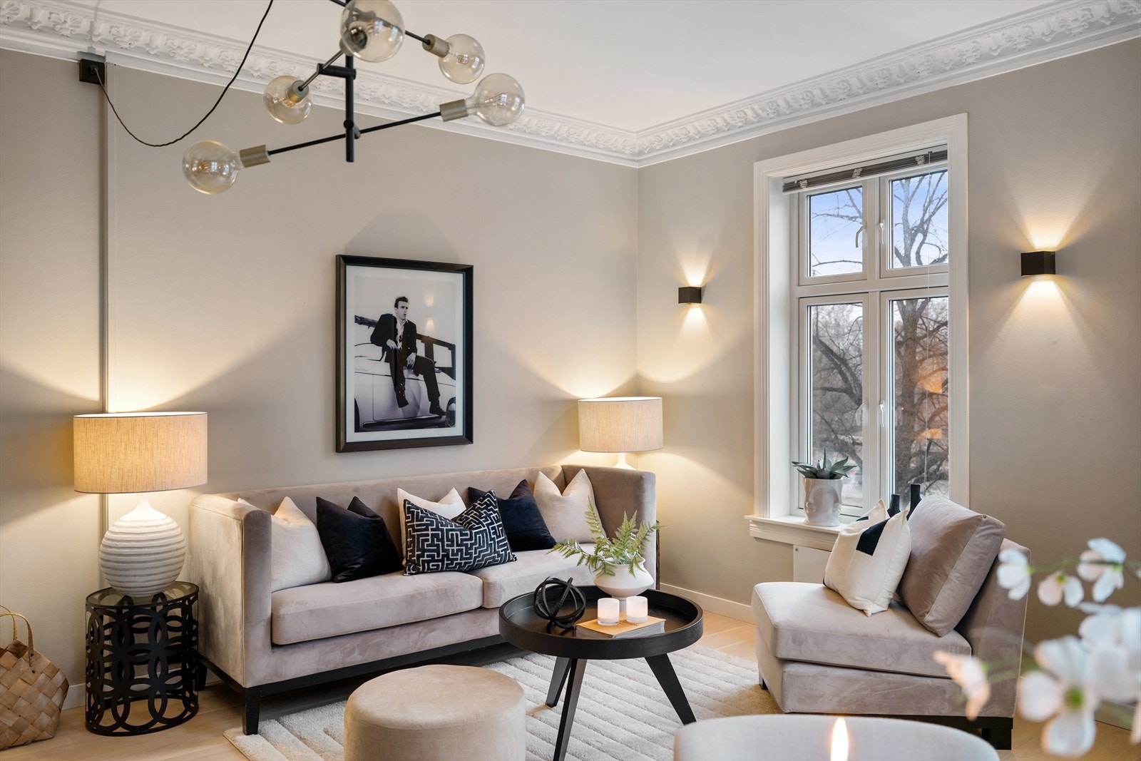 Tidsriktige farge- og materialvalg er gjennomgående, som gir leiligheten et moderne og stilrent uttrykk. Galleribilde