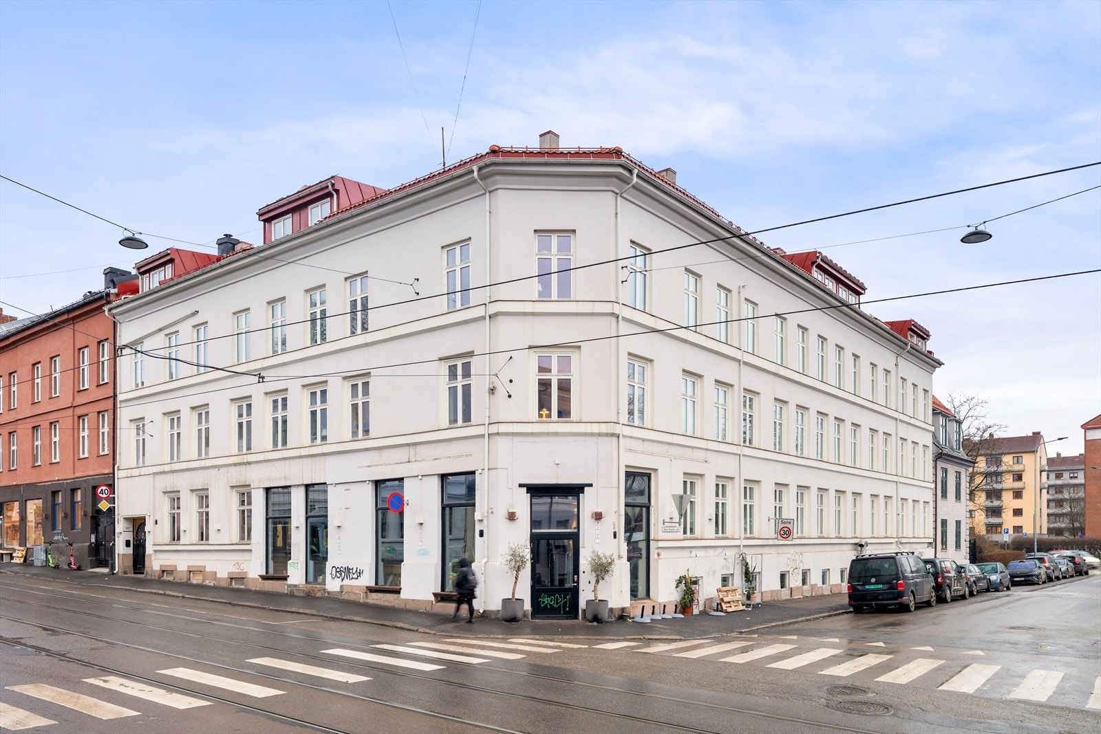 Med umiddelbar nærhet til alt du trenger i hverdagen, tilbyr denne boligen en perfekt kombinasjon av sentral beliggenhet og rolig atmosfære i et sjarmerende og svært ettertraktet nabolag. Galleribilde