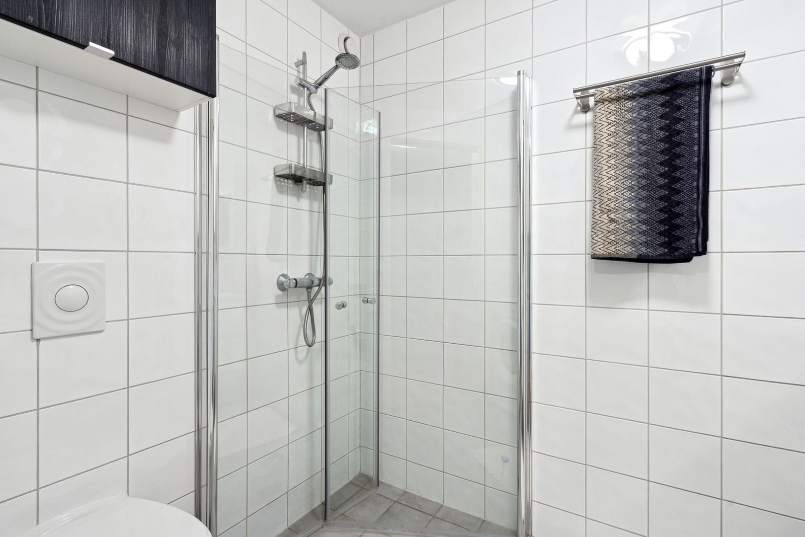 Lyse, delikate fliser med elektriske varmekabler Galleribilde