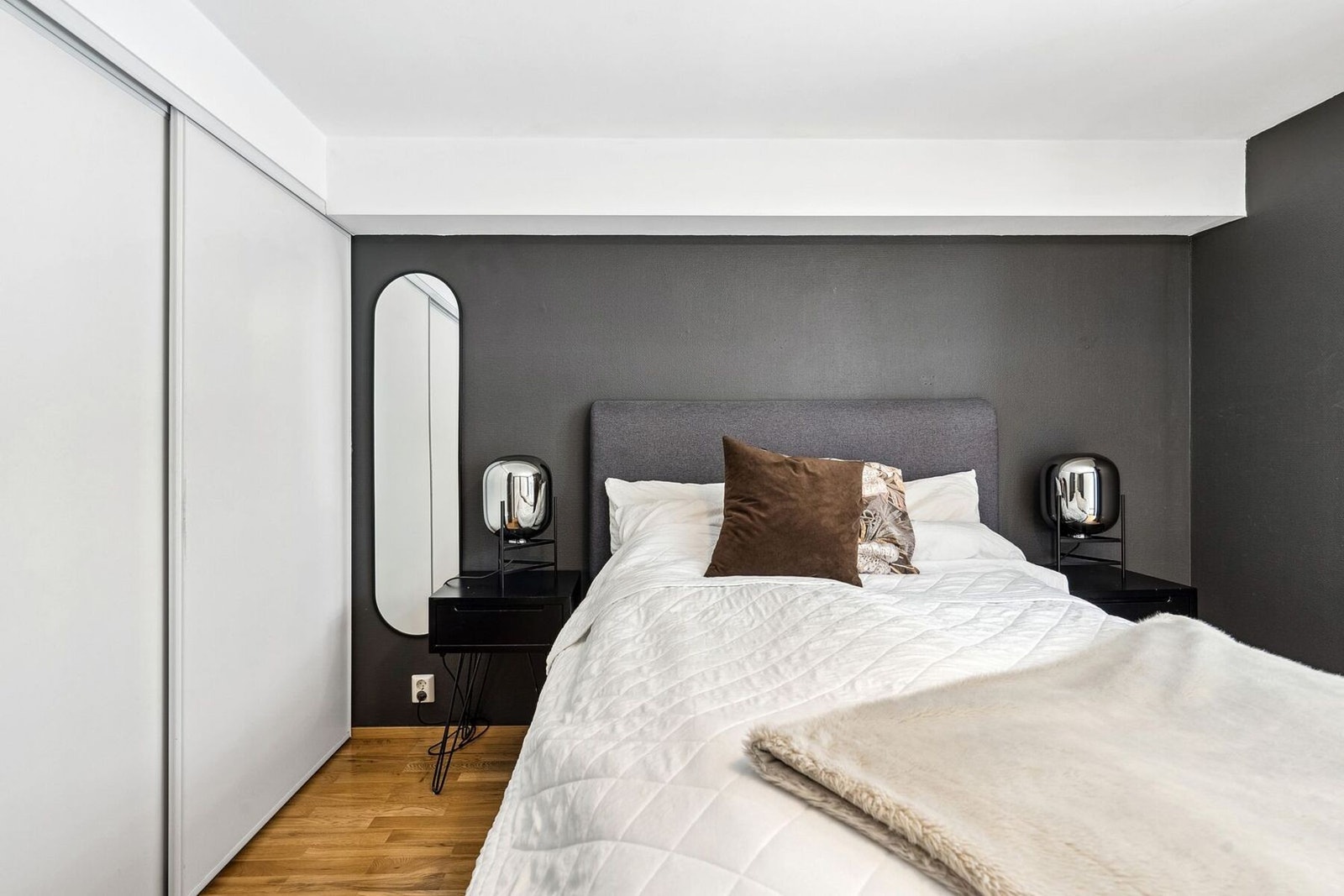 Romslig hovedsoverom med garderobeskap Galleribilde