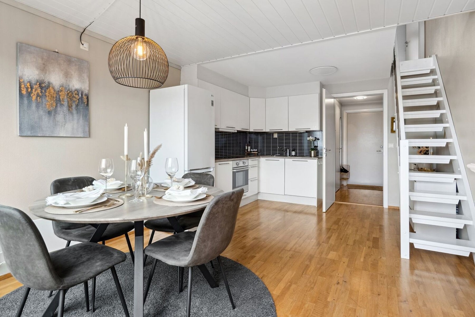 Romslig stue med god plass til spisebord Galleribilde