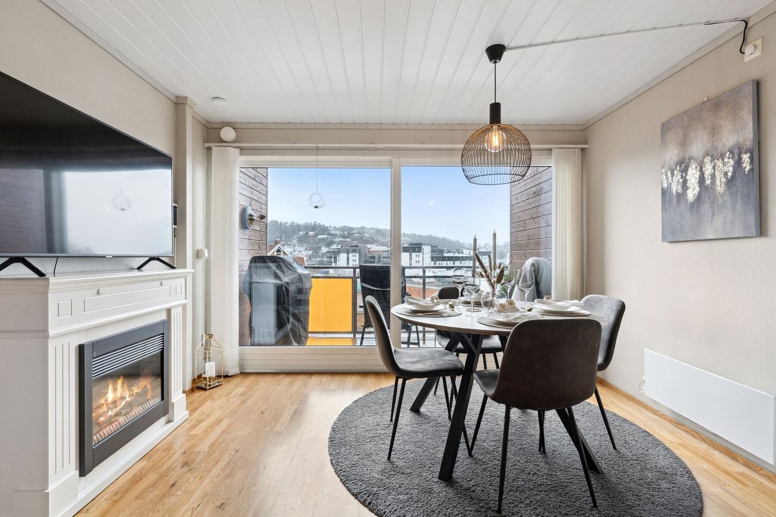 Leiligheten strekker seg over to etasjer Galleribilde