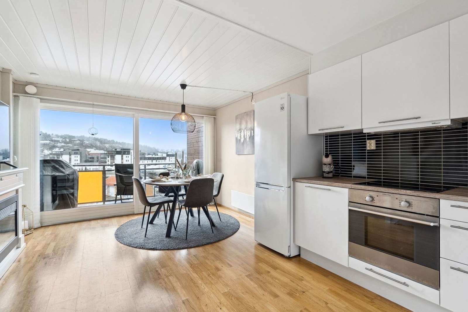 Store vindusflater sørger for rikelig med naturlig lys Galleribilde