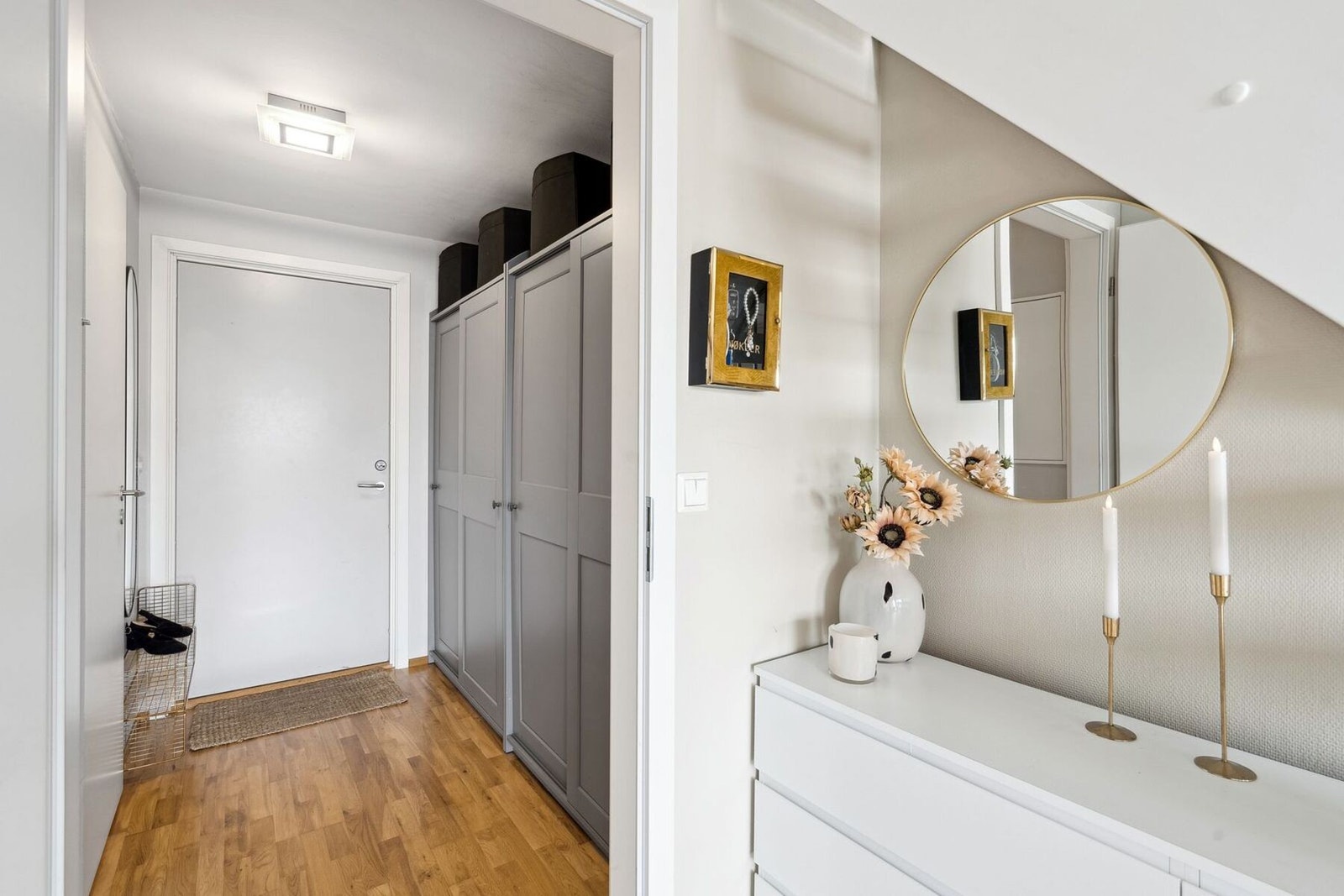 Luftig entre med god plass til klesoppbevaring Galleribilde