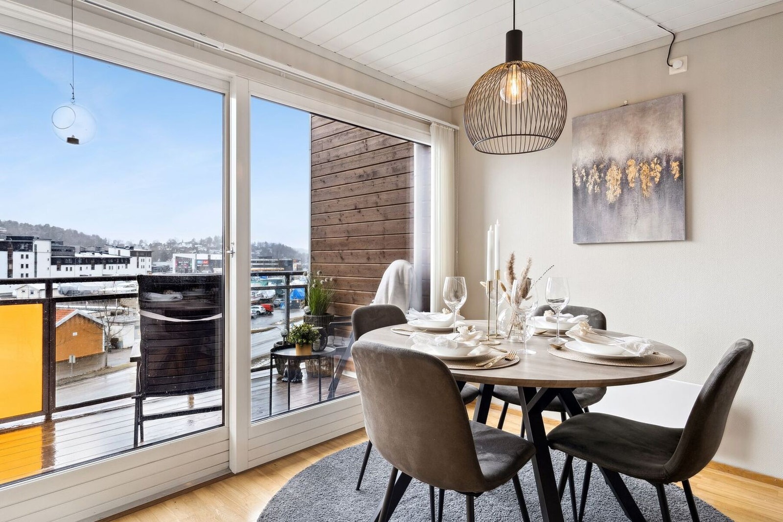 Fra stue/kjøkken er det direkte utgang til balkong Galleribilde