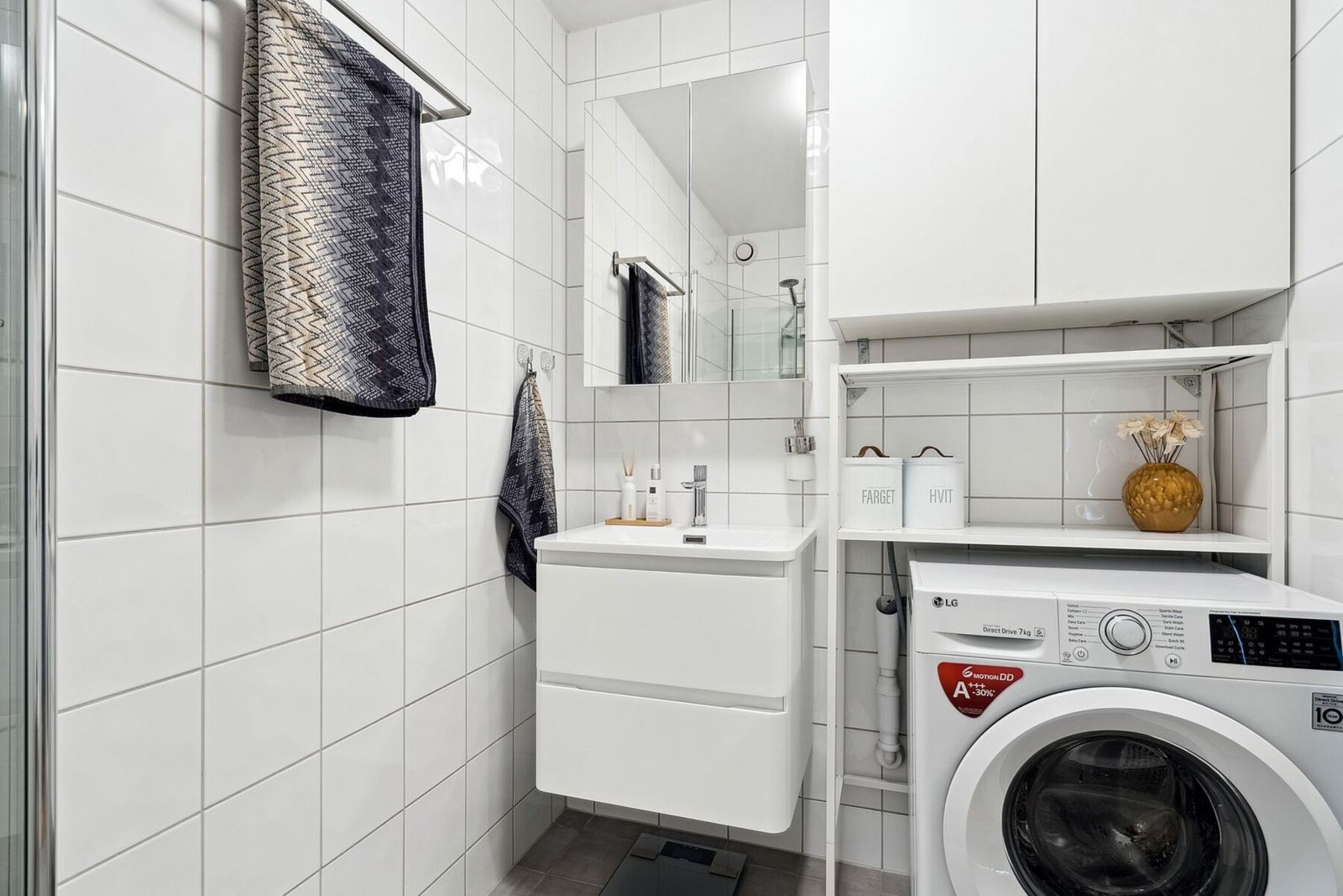 Dusjkabinett, servant, vegghengt toalett og vaskemaskin Galleribilde