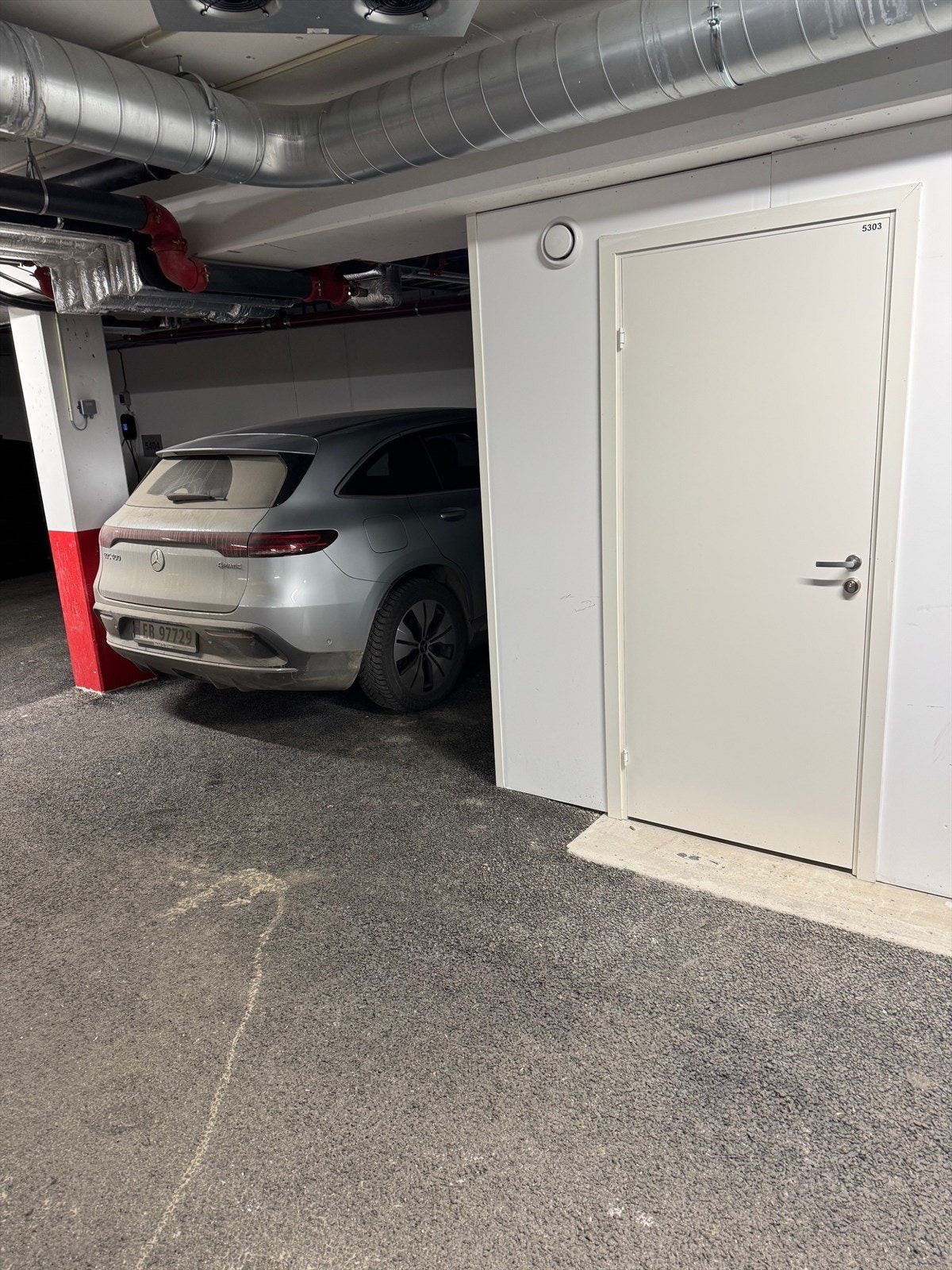 Garasjeplass med elbillader, bod ved siden av Galleribilde