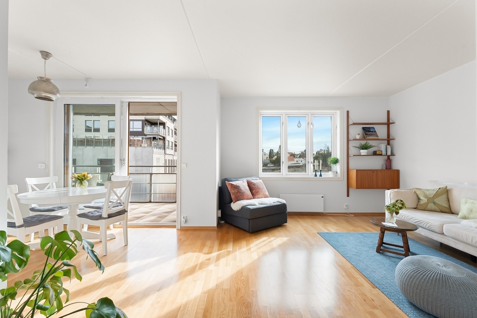 Her kan du nyte en rekke av fasiliteter, inkludert T-bane/buss, butikker, restauranter, kaféer og mye mer, alt innen gangavstand fra din egen dør Galleribilde