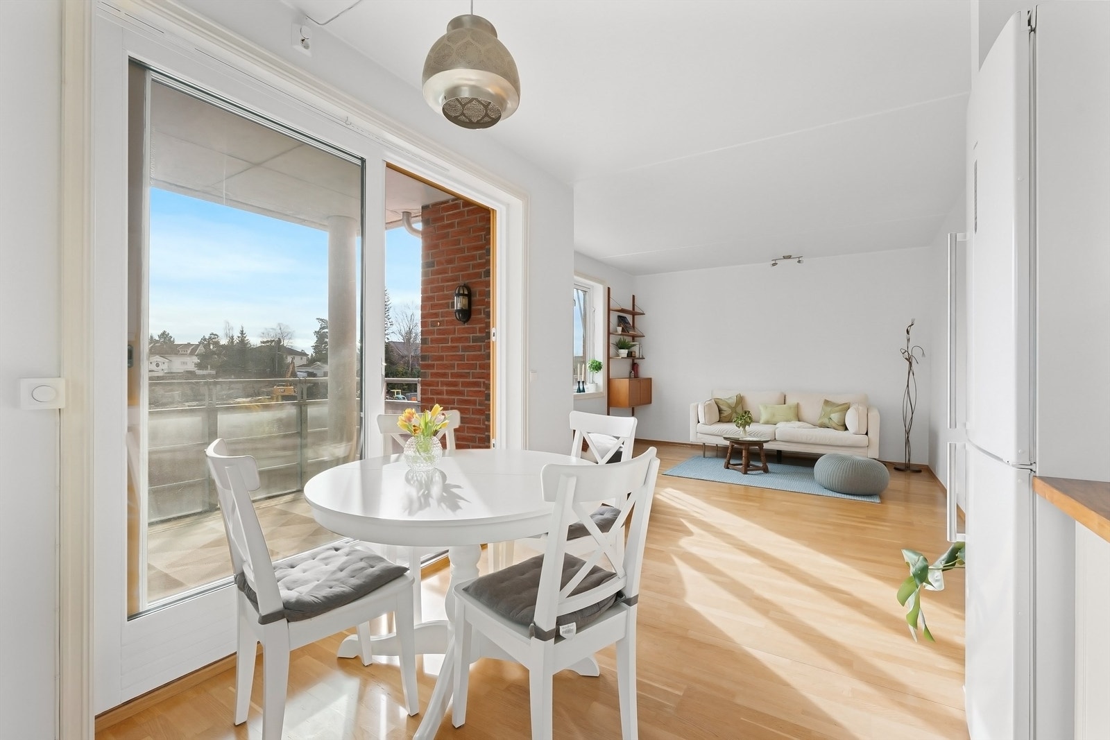 En lys og attraktiv 2-roms hjørneleilighet i hjertet av Bekkestua med balkong og garasjeplass! Nærhet til "alt" Galleribilde