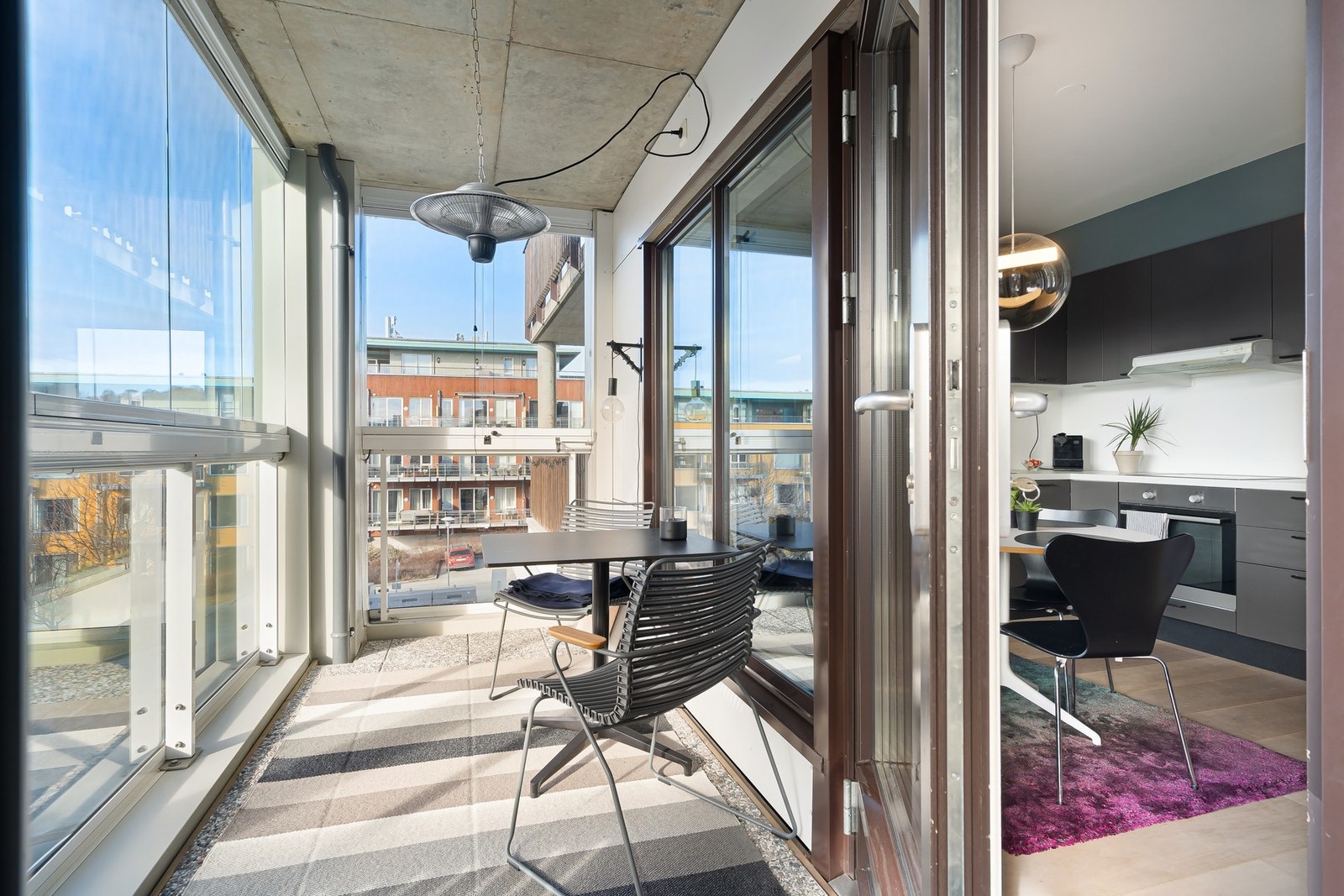 Romslig og svært praktisk innglasset balkong på 6 kvm. Galleribilde