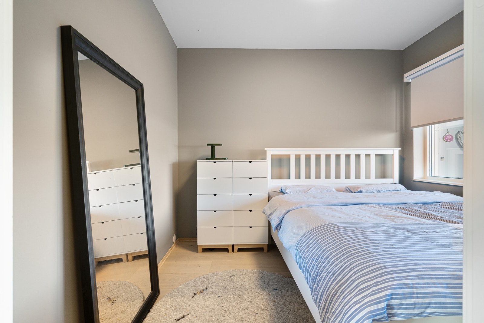 God plass til dobbeltseng samt tilhørende møblement. Galleribilde