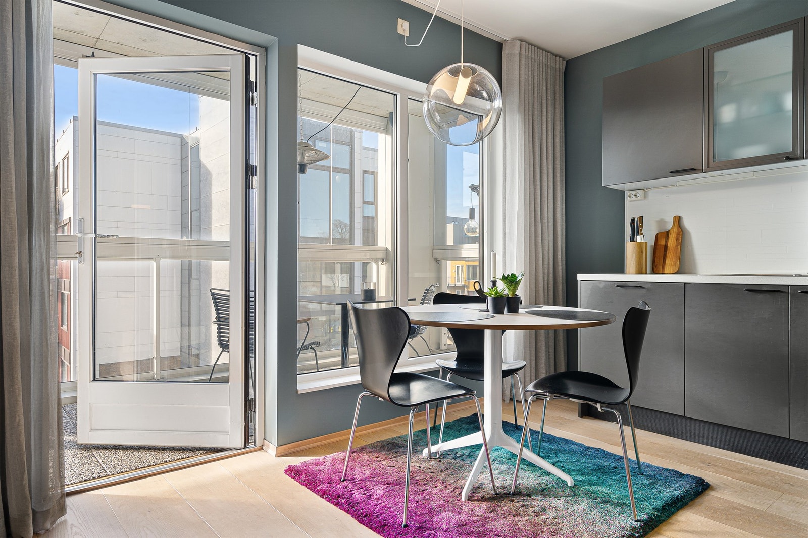 Utgang til innglasset balkong fra spisestuen. Galleribilde