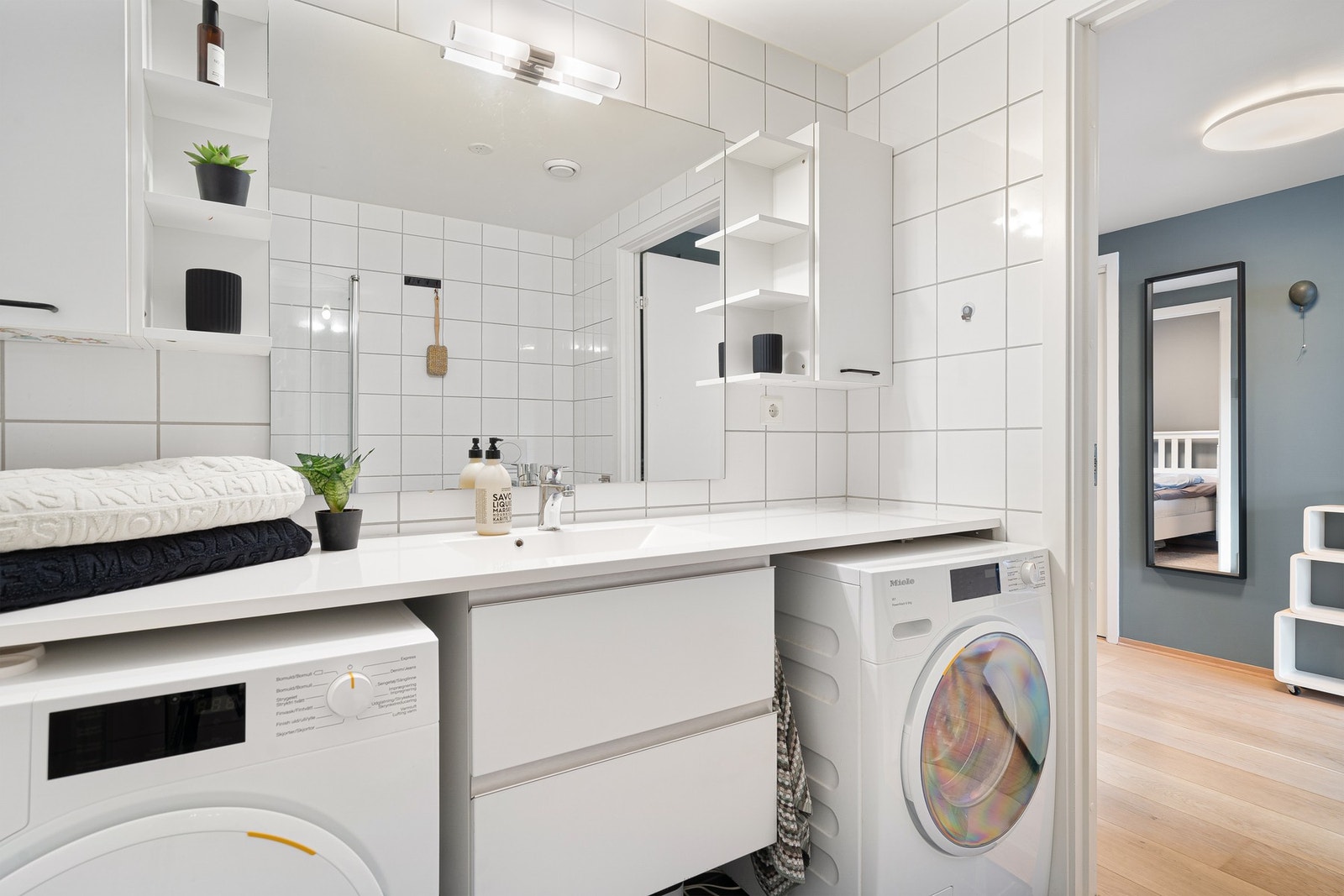 Badet er utstyrt med bl.a. dusjhjørne, klosett, servant og opplegg til vaskemaskin. Galleribilde