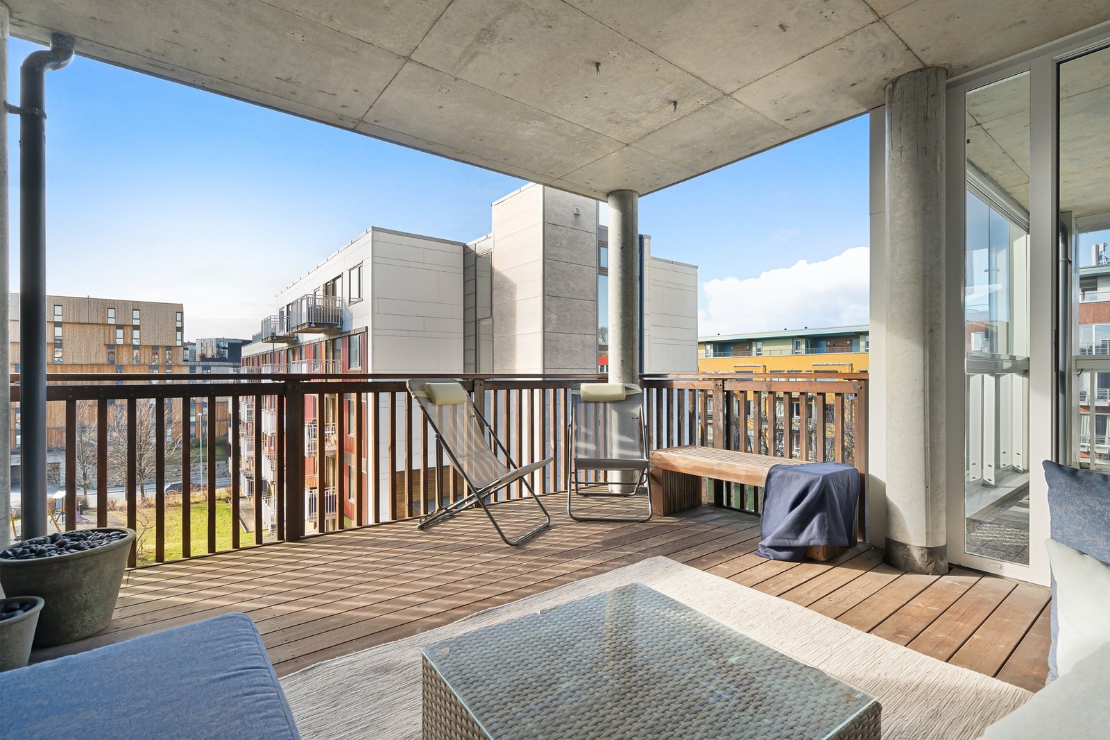 Verandaen er sørvestvendt, noe som sørger for svært gode solforhold på dagen og kvelden. Galleribilde