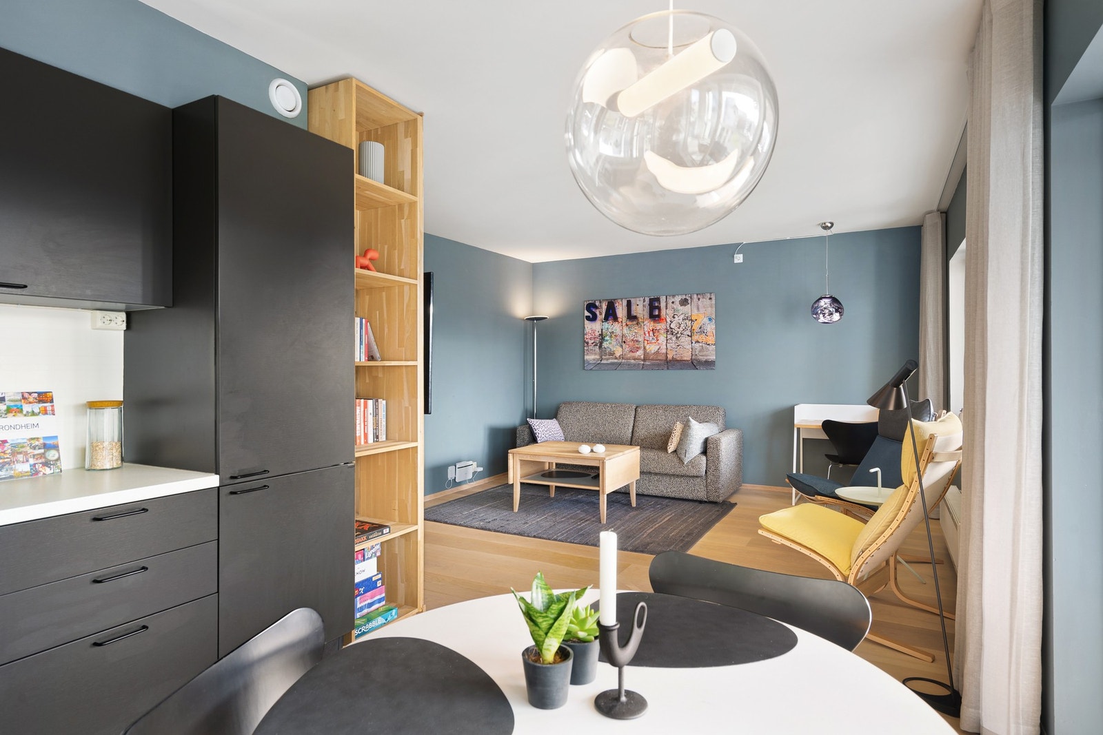 Leiligheten er oppgradert i senere år med smarte løsninger og oppgradert belysning. Galleribilde