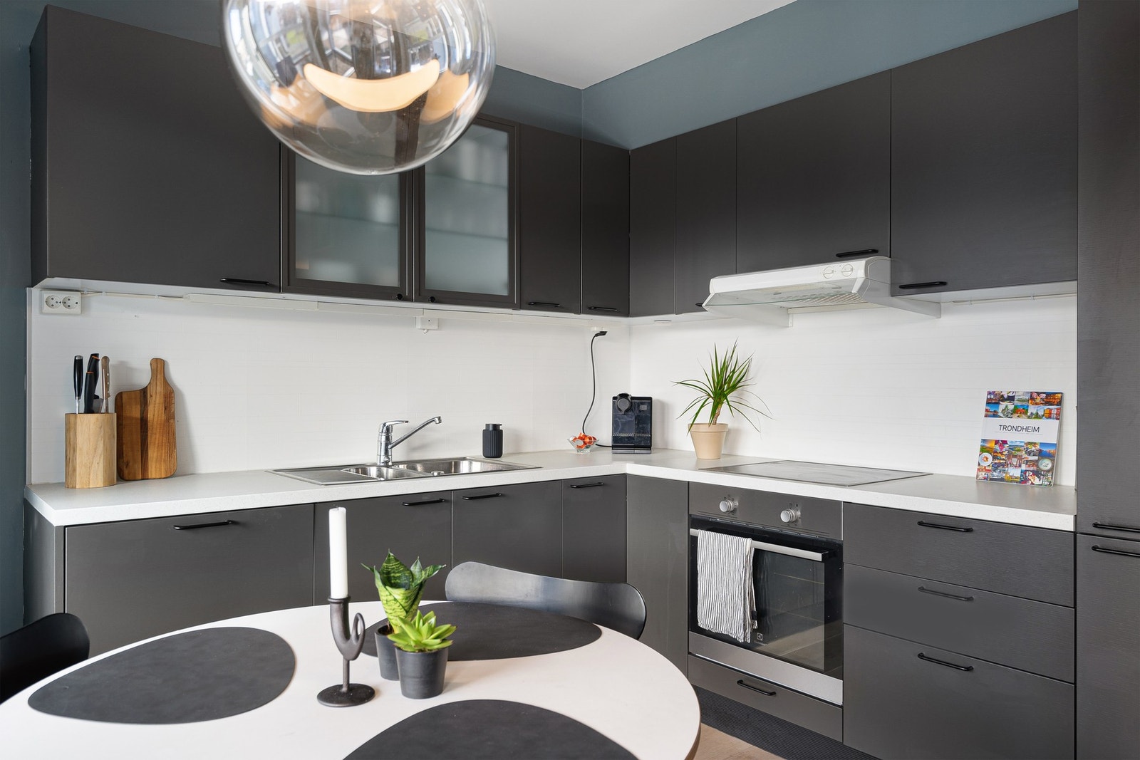 Kjøkkenet har fått TG1 i rapporten og er utstyrt med bl.a. integrert kjøleskap, fryseskap, komfyr, koketopp og oppvaskmaskin. Galleribilde