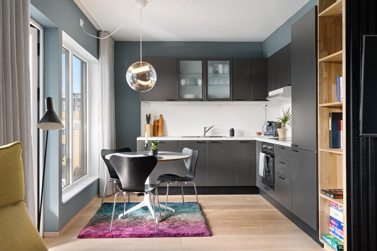 Spisebordet finner sin naturlige plassering mellom kjøkken og stue. Galleribilde