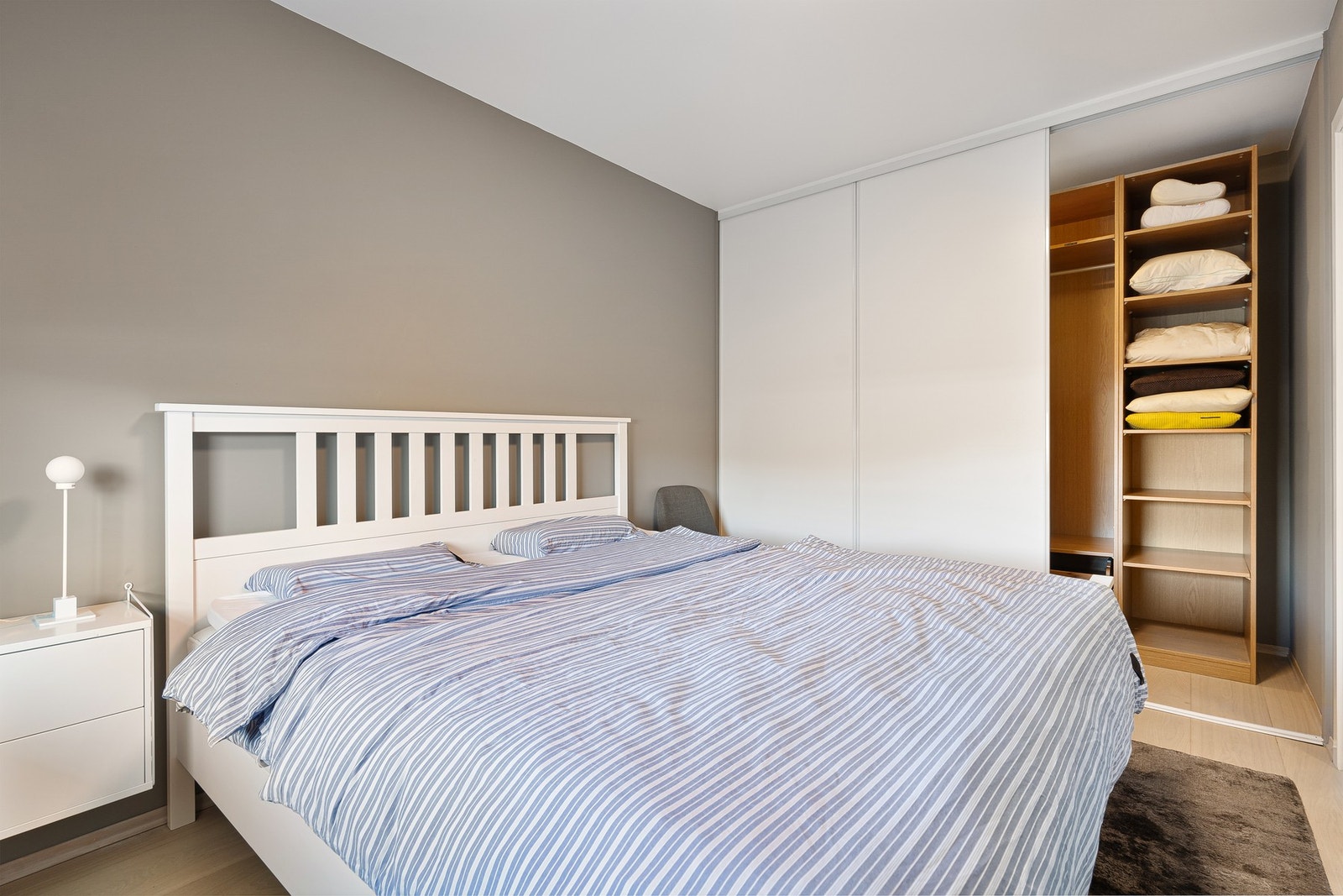 Meget stor garderobeløsning. Skyvedørene medfølger handelen. Galleribilde