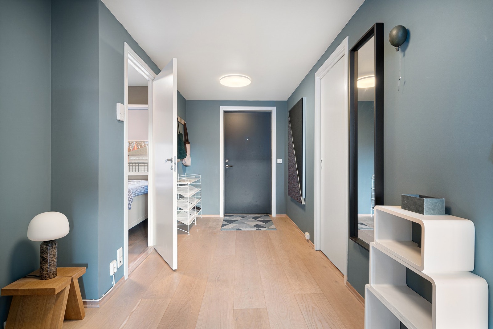 Romslig entré på 9 kvm. Galleribilde