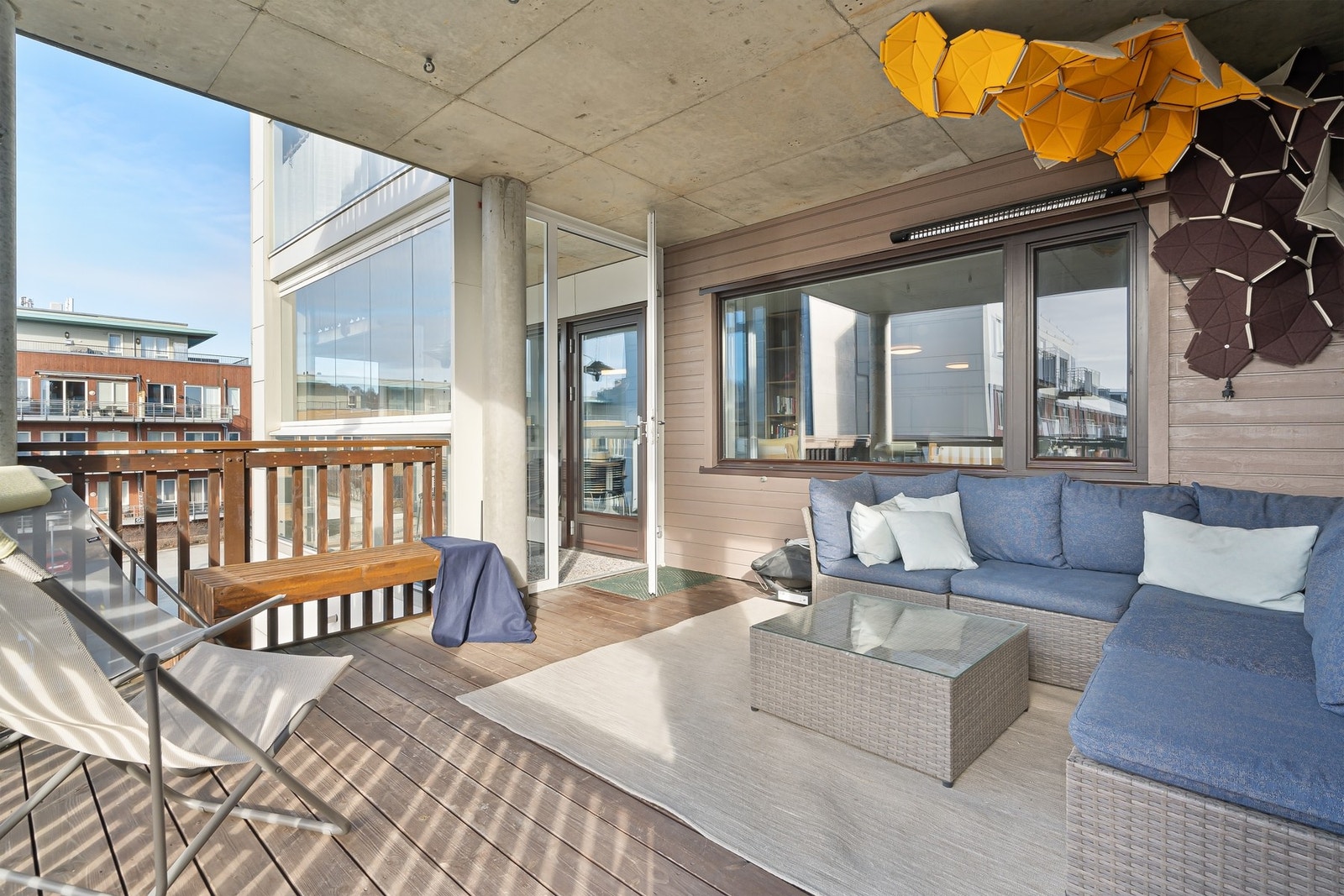 Dette er en romslig og moderne 3-roms med meget fine uteplasser. Galleribilde