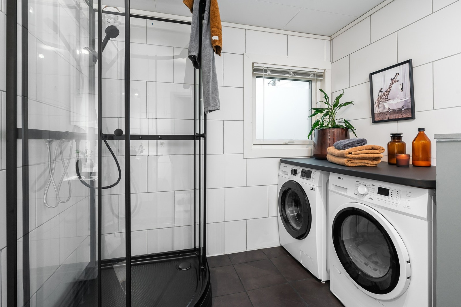 Opplegg for vaskemaskin på badet. Galleribilde