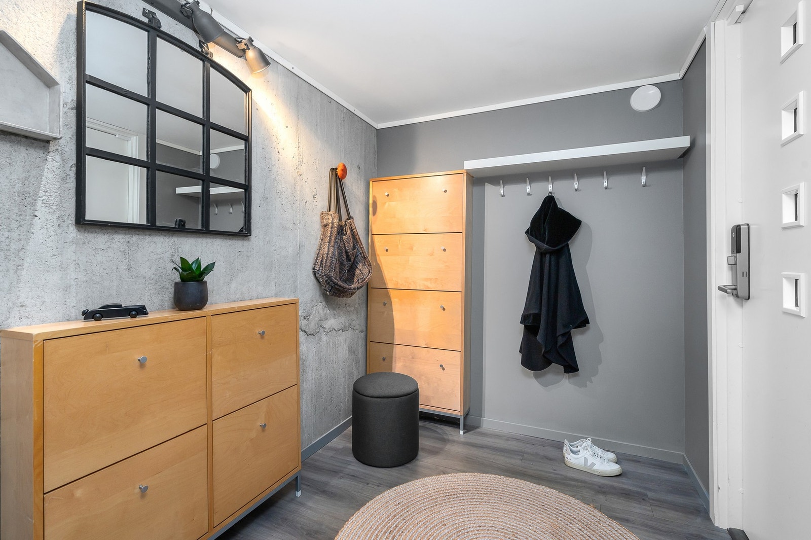 Entré med plass til å henge fra seg. Galleribilde