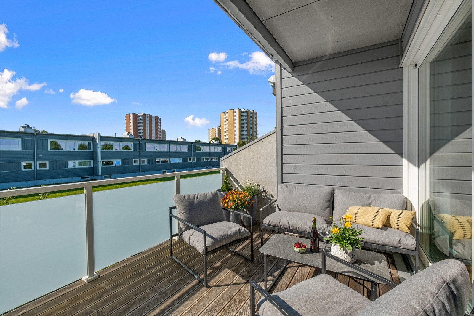 God plass til sittegruppe på verandaen. Galleribilde