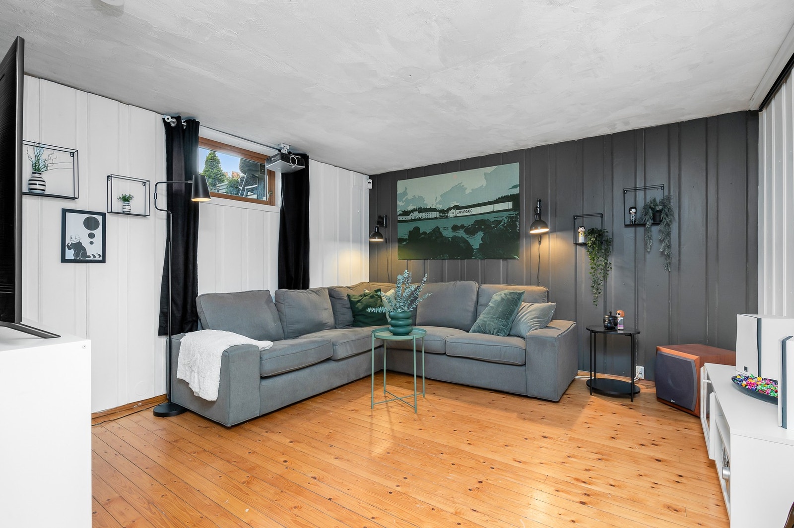 Innredet rom i kjeller, brukt som kjellerstue. Galleribilde