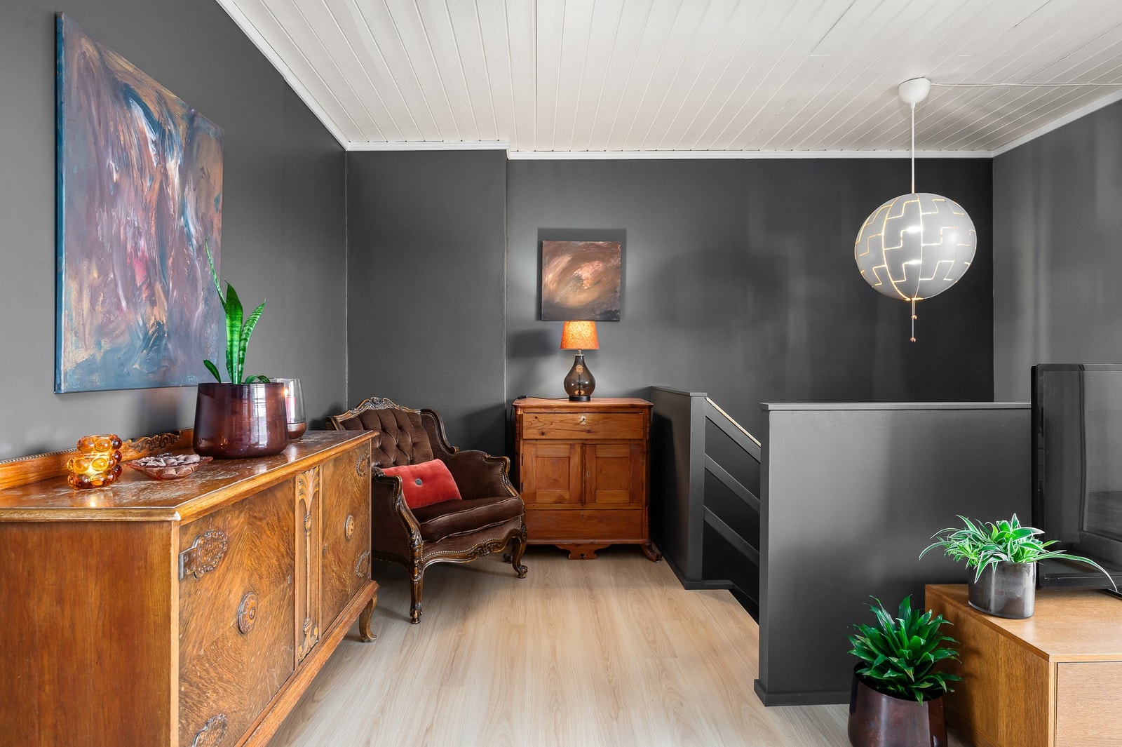 Plass til flere sittegrupper på stua. Galleribilde