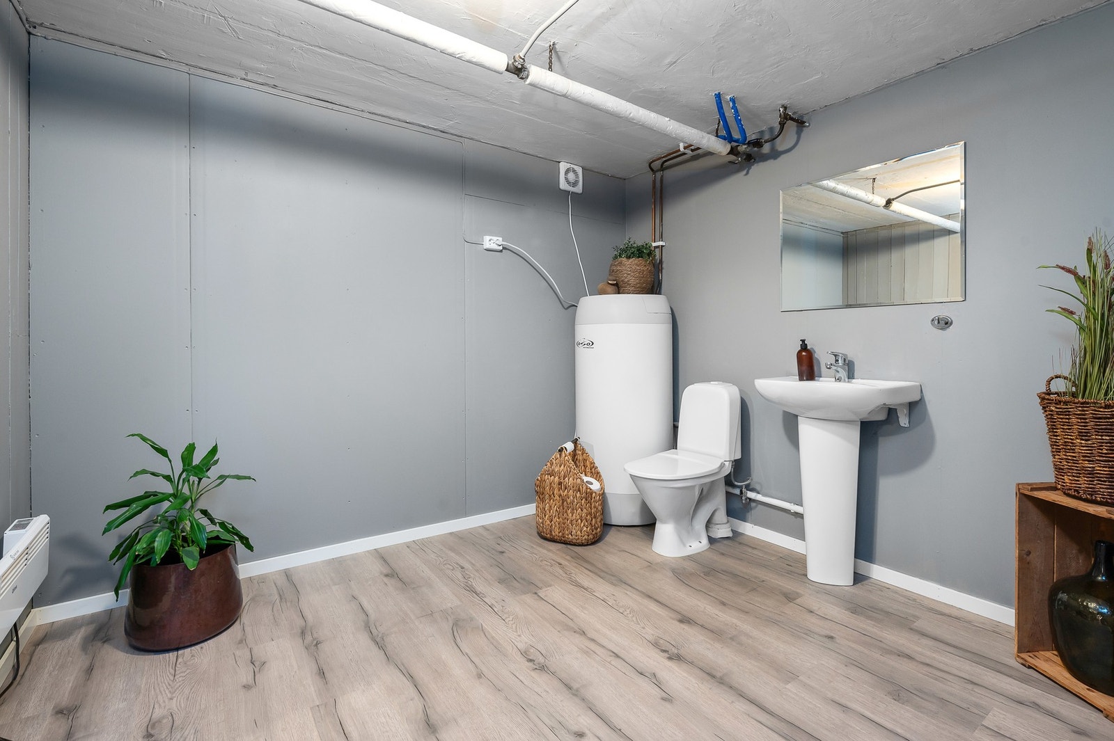 Stort toalettrom i kjeller. Galleribilde