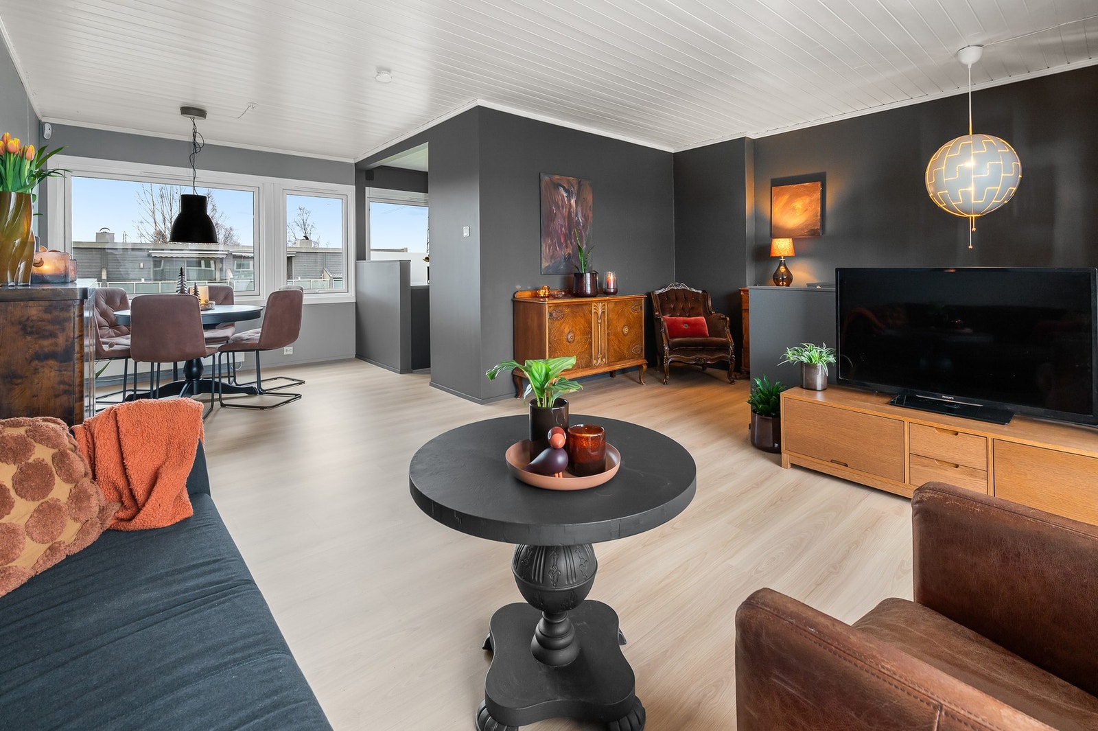 Stor stue med god plass til sofa og spisebord Galleribilde