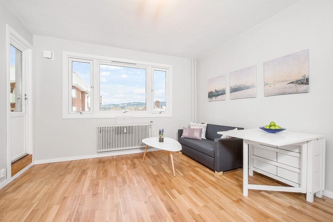 Store vindusflater slippeer inn godt med naturlig dagslys. Galleribilde