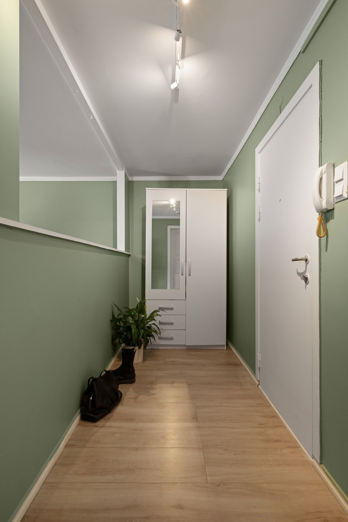 Inngangsparti med plass til garderobeskap. Galleribilde