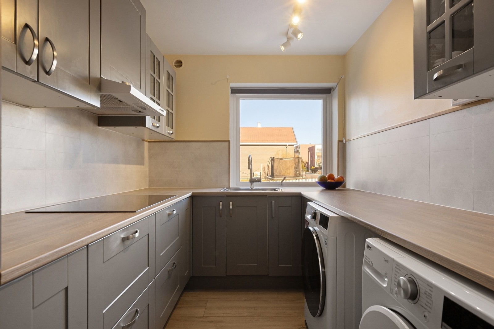 Godt utnyttet kjøkken med god benkeplass. Det er godt med lysinnslipp på kjøkkenet. Galleribilde