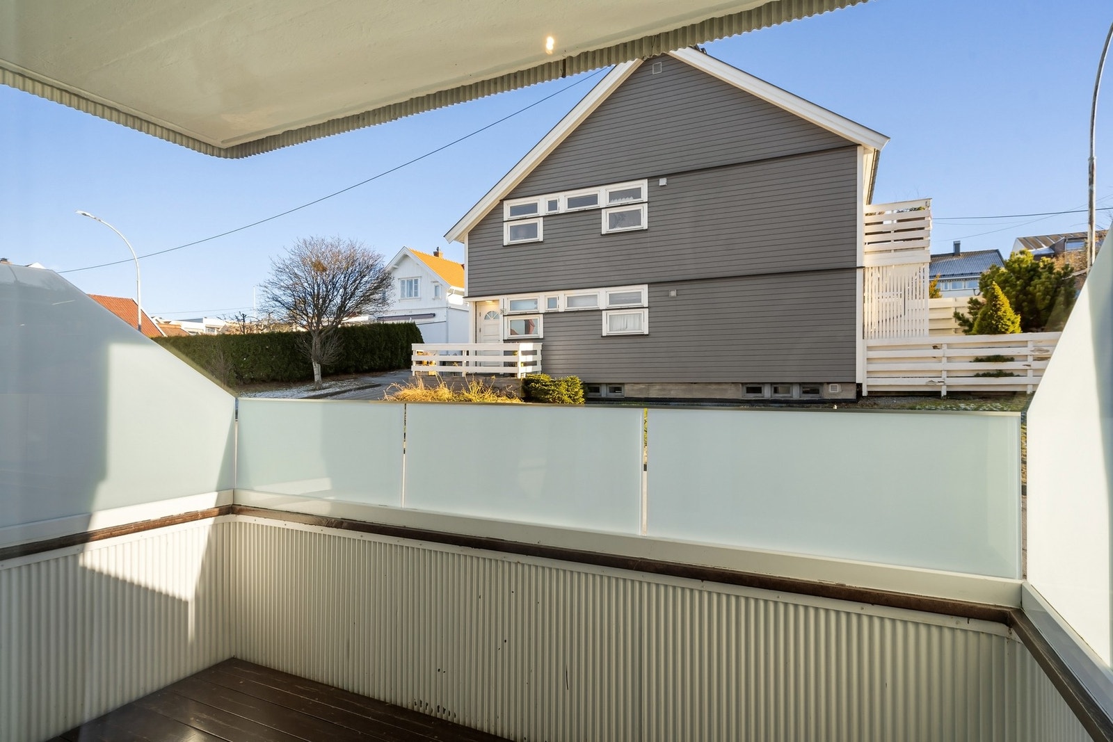 Balkongen er på 5 kvm med plass til møblement. Galleribilde