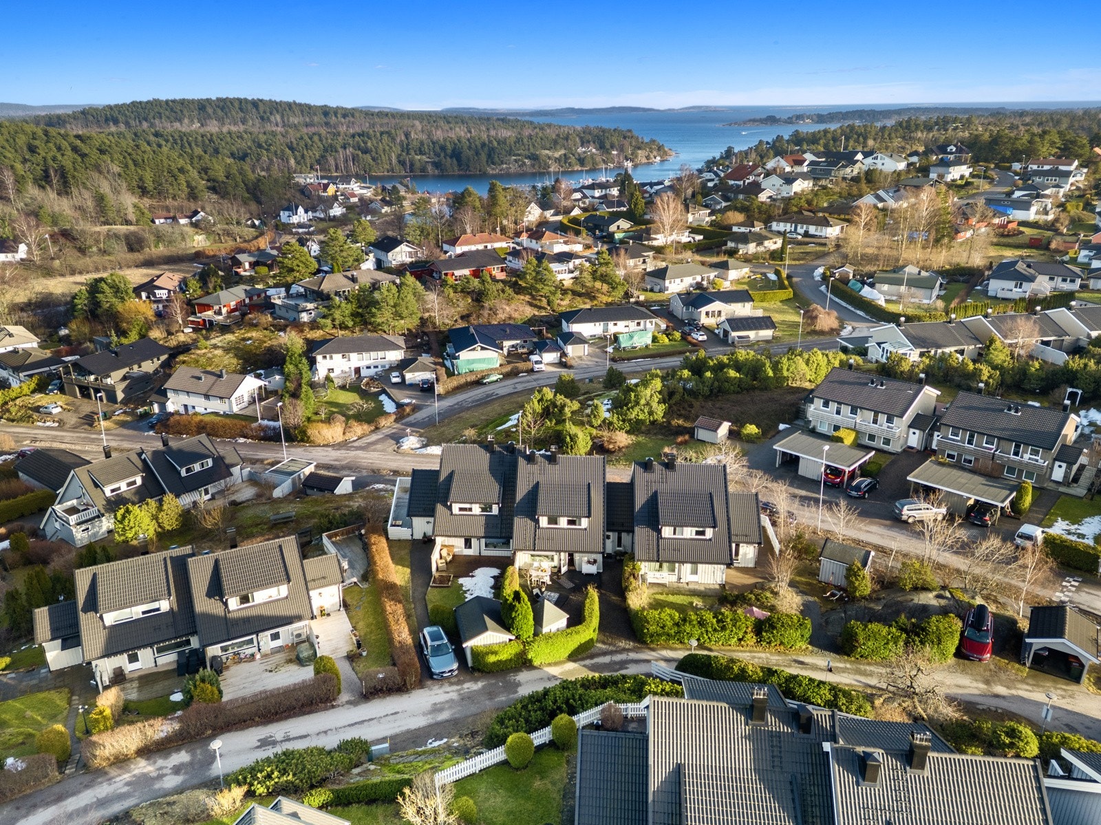 Det er gangavstand til Oserød barneskole og barnehage (rett gjennom skogholtet), Hårkollen idrettshall samt til dagligvareforretningen Meny på Skallestad. Nærmeste barnehage er Hårkollen barnehage, som ligger kun ca. 300 meter fra boligen. Galleribilde