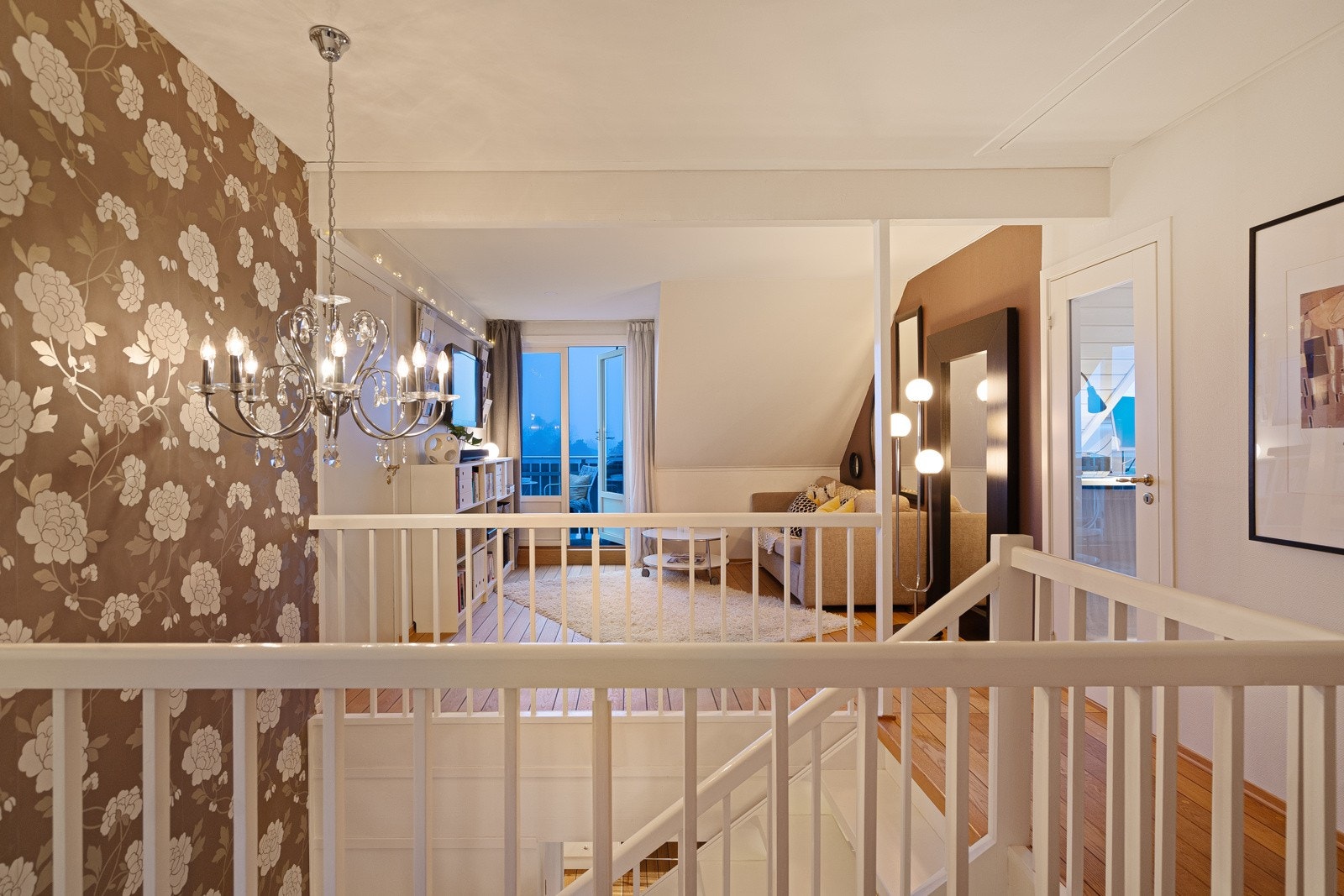 Fra stuen er det trapp opp til loftstuen, som har utgang til balkongen og god møbelplass - et uvurderlig rom for familien. Galleribilde