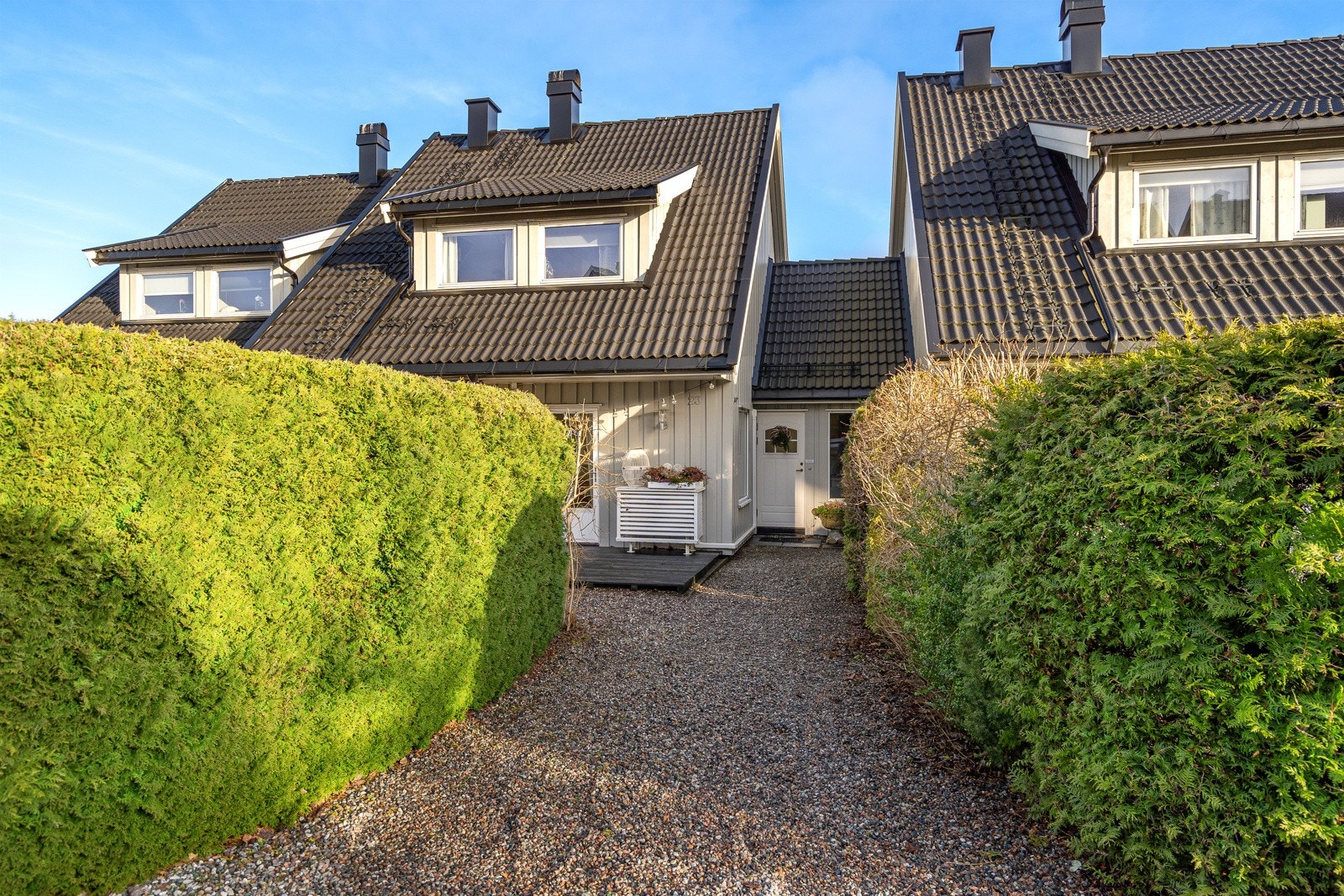 Eiendommen ligger i et meget barnevennlig, populært og trafikkstille boligområde i Hårkollen med svært gode solforhold. Galleribilde