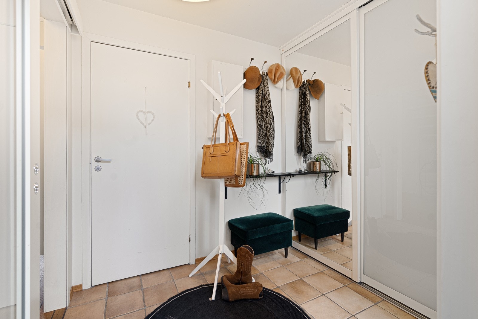 Entreen er flislagt, innredet med en stor skyvedørsgarderobe og har skyvedør inn til stuen. Galleribilde