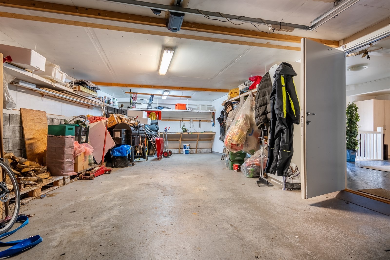 Stor lagringsplass i garasjen. Galleribilde